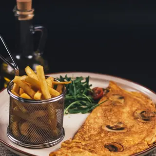 Omlet sa sirom i pomfritom