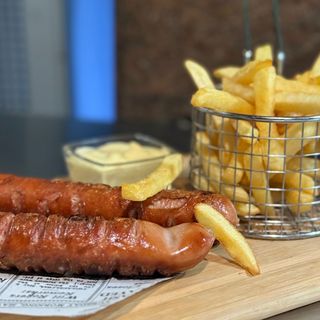 Kobasice sa sirom i pomfrit