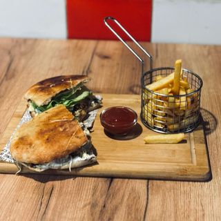 Giros (sv.vrat sir pavlaka) i pomfrit