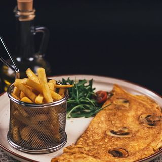 Omlet sa prsutom i pomfritom