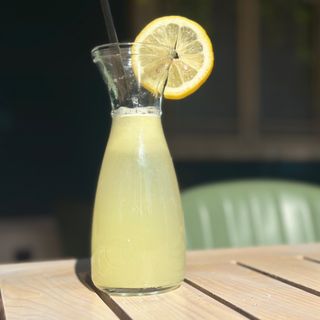 Svježe cijeđen limun 	