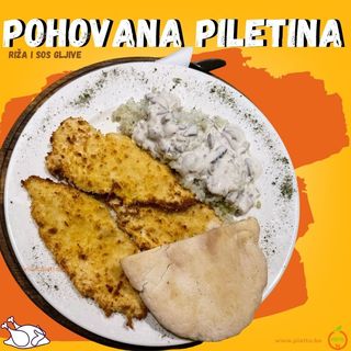 Pohovani pileći fileti posluženi sa rižom u sosu od gljiva