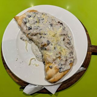 Maslenica sa purećim pečenjem i sirom u sosu od gljiva (turkey calzone with mushroom sauce) (Ma2)