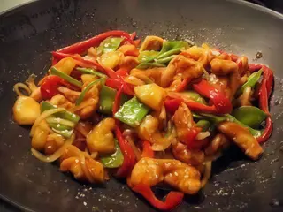 Wok s piletinom