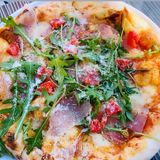 Pizza sa pršutom i rukolom