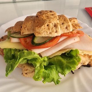 Integralni sendvič sa pilećom pekom