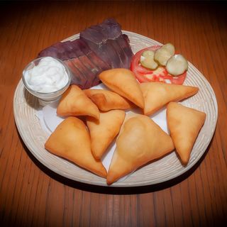 Uštipci sa suhim mesom i kajmakom