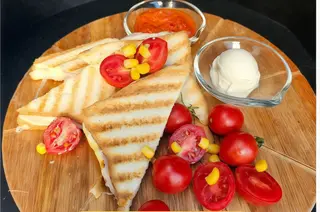 Tost sendvič sa pršutom, šunkom i sirom