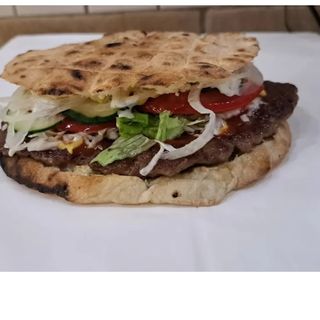 Pljeskavica punjena kajmakom