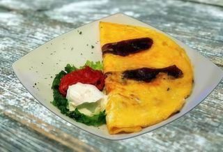 Omlet sa suhim mesom