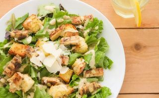 Salata sa pohovanom piletinom