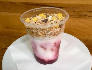 Jogurt parfe sa šumskim voćem i muslijem 