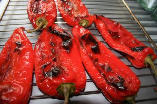 Salata pečena paprika