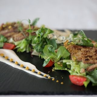 Salata sa biftekom i pistacijama