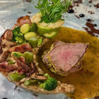 Teleći minjoni u krem sosu od šumskog voća