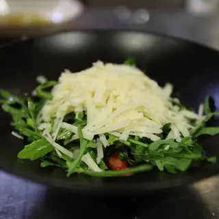 Rukola sa cherry paradajzom i parmezanom
