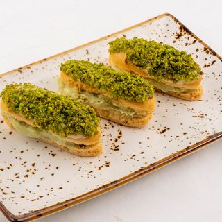 Ekler s pistacijom / Eclair (6 kom)