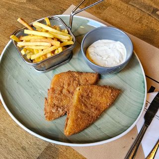 Pohovani sir sa pomfritom i tartar sos