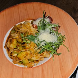 Svježa pasta tagliatelle sa tikvicama i paradajizom