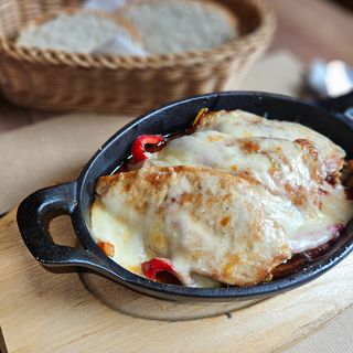 Zapečena piletina sa povrćem,paradajzom i sirom