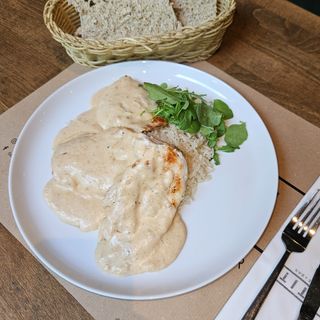 Piletina u sosu od kikirikija poslužena sa rižom