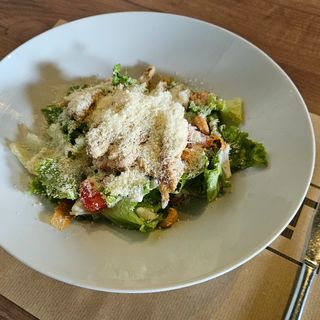 Pileća salata sa parmezanom i indijskim orahom