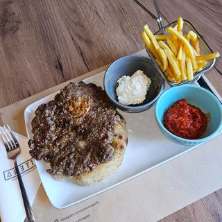 Apetit pljeskavica punjenja sirom