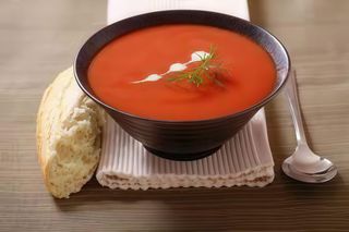 Paradajz supa sa pestom i mozzarelom