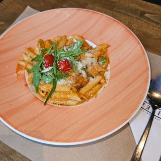 Penne sa biftekom, paradajzom i mozzarellom