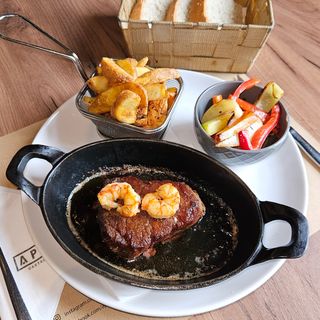 Biftek sa škampima i aromatiziranim puterom