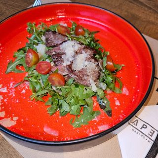 Biftek salata sa rukolom i parmezanom