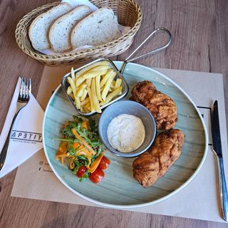 Pohovana piletina punjena kajmakom i suhim mesom