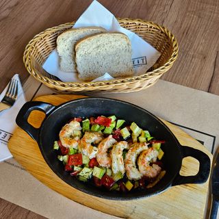 Zapečeni repovi škampih sa povrćem i zapečenim biljem