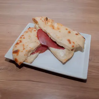 Lepinja sa kajmakom i suhim mesom