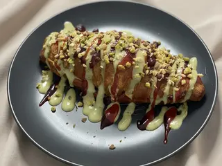 Pistacija-malina kroasan