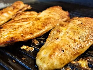 Pileći file sa žara