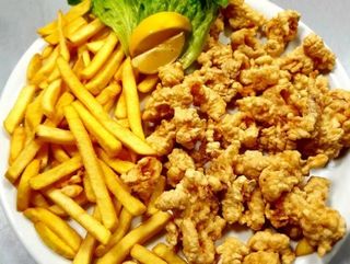 Lignje pohovane sa prilogom