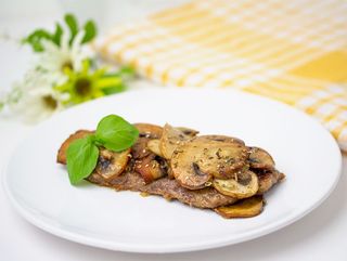 Ramstek (250gr) u šampinjon sosu sa prilogom