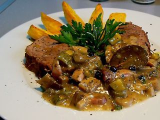 Ramstek (250gr) u lovačkom sosu sa prilogom