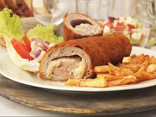 Teleći odrezak punjen sa sirom i šunkom sa prilogom