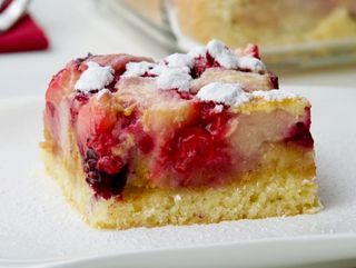 Pita od jabuka s preljevom od šumskog voća