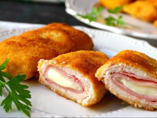 Pileći file punjen sa sirom i šunkom