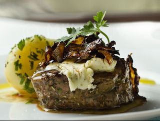 Biftek NATUR u puteru i začinskim biljem s prilogom