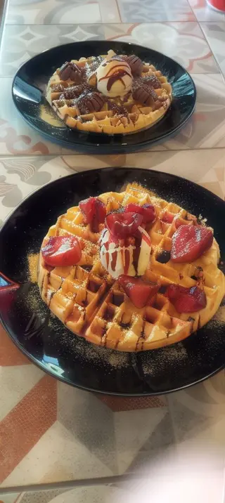 Belgijske waffle sa sezonskim voćem