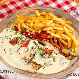 Punjeno pileće bijelo meso sa prilogom