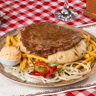 Pljeskavica sa prilogom