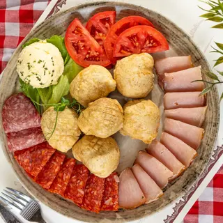 Uštipci od heljde sa kajmakom i suvim mesom