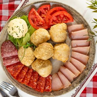 Uštipci od heljde sa kajmakom i suhim mesom