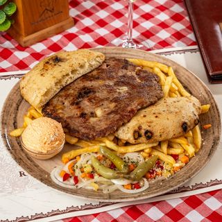 Gurmanska pljeskavica sa prilogom