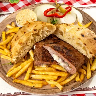 Punjena pljeskavica sa prilogom